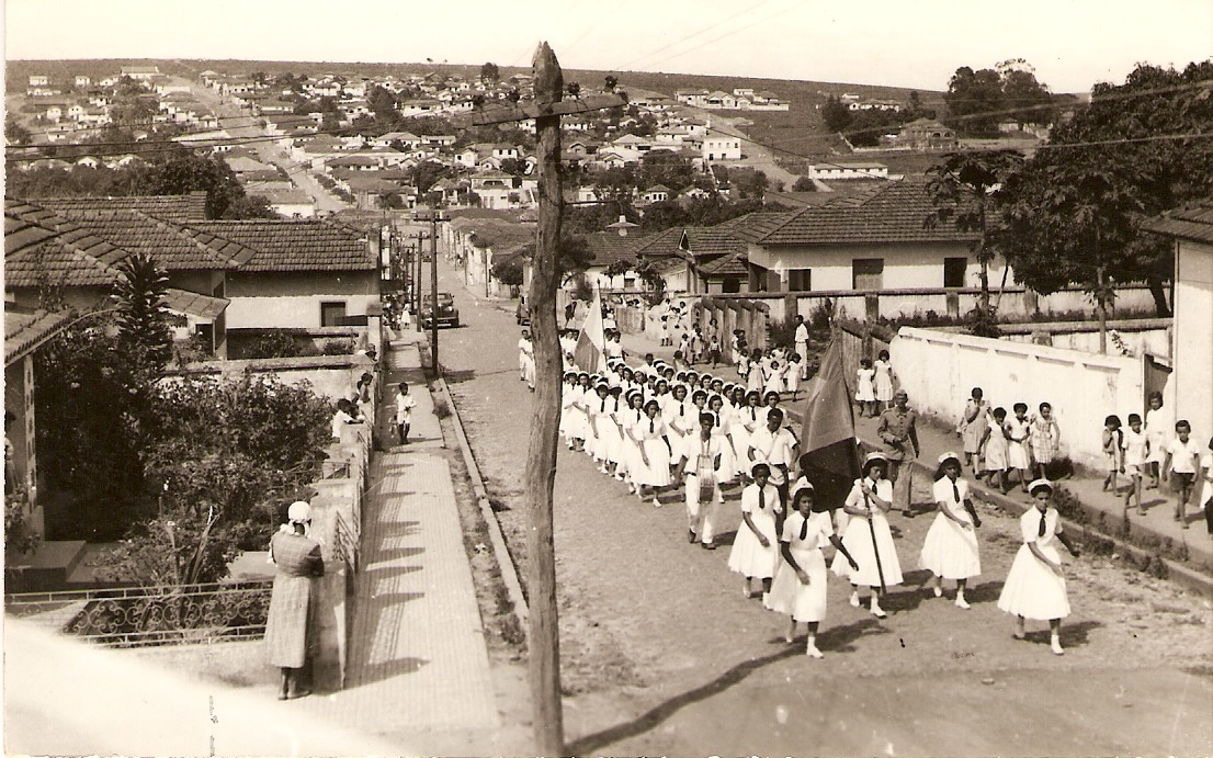 Desfile de Estudantes do Educandário Dom Alexandre - Década de 60.jpg