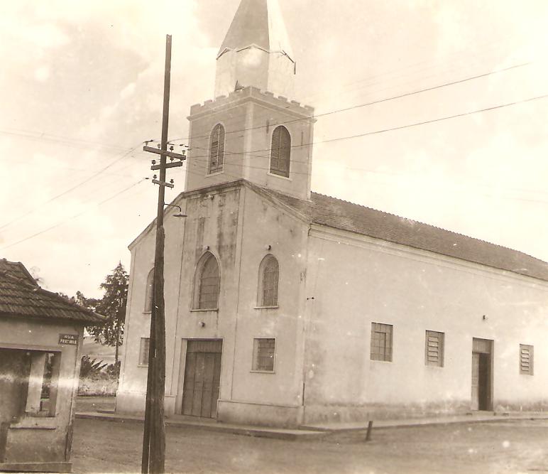 Igreja Matriz de Santa Terezinha década de 70.jpg