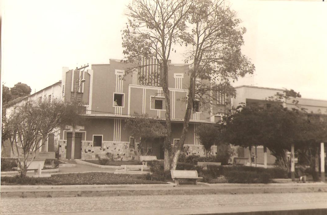 Praça Benedito Valadares, ao fundo cinema - Década de 70.jpg