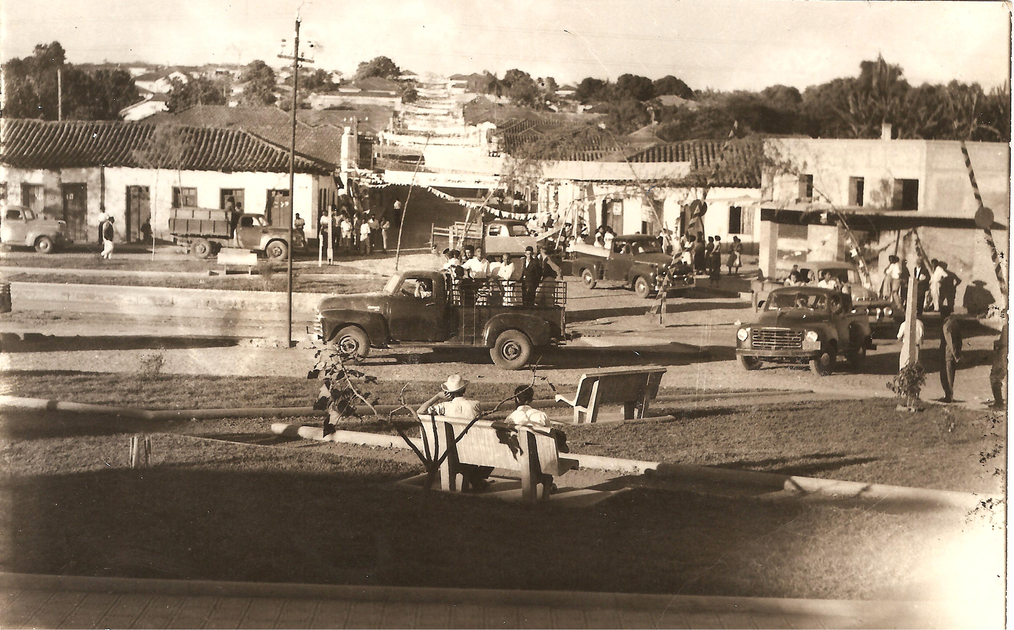 Praça da Estação - década de 50 - Desfile vitória do Pref. José Bueno de Paula - Copia.jpg