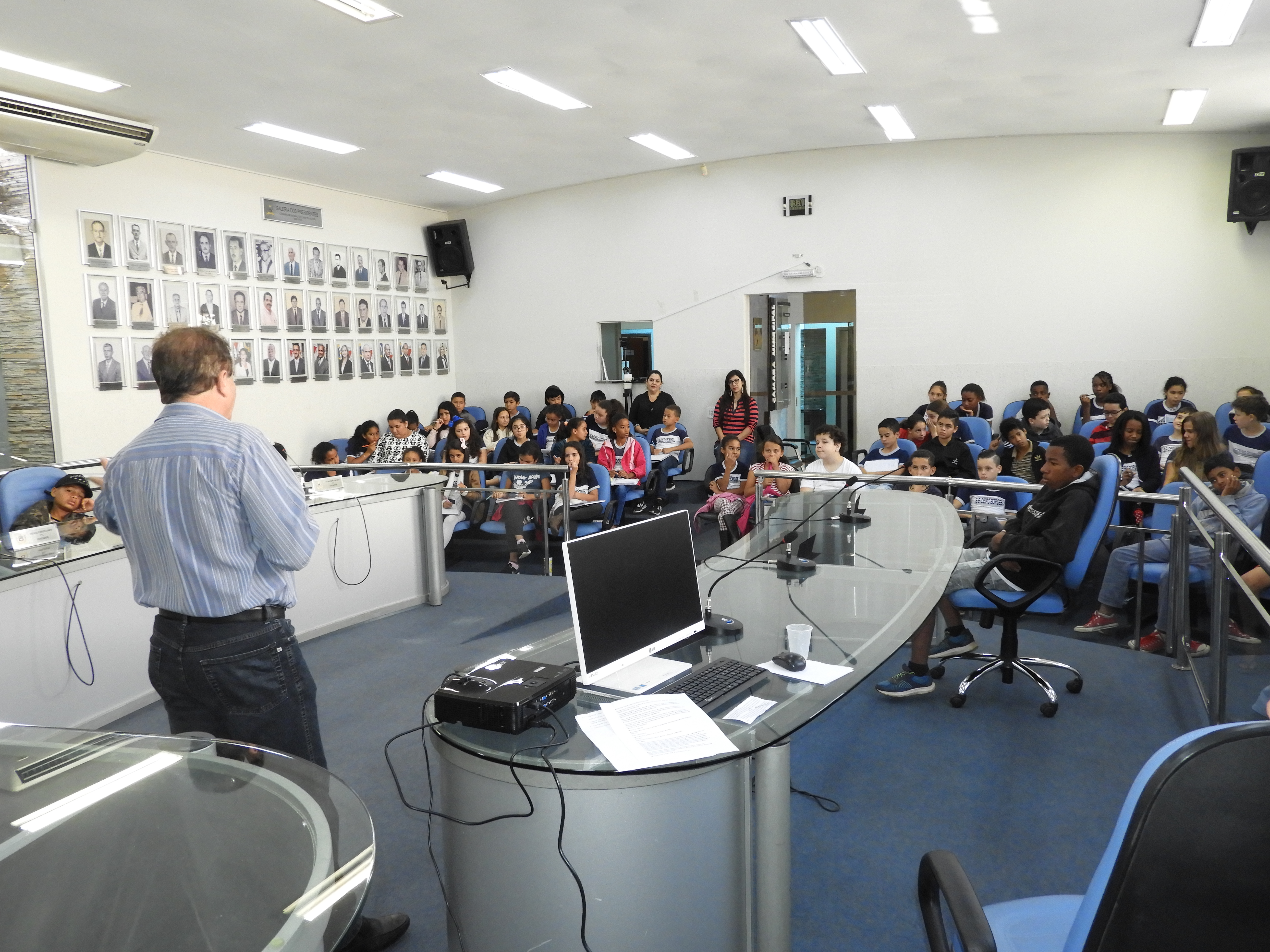 Câmara Municipal recebe a visita de alunos para palestra 