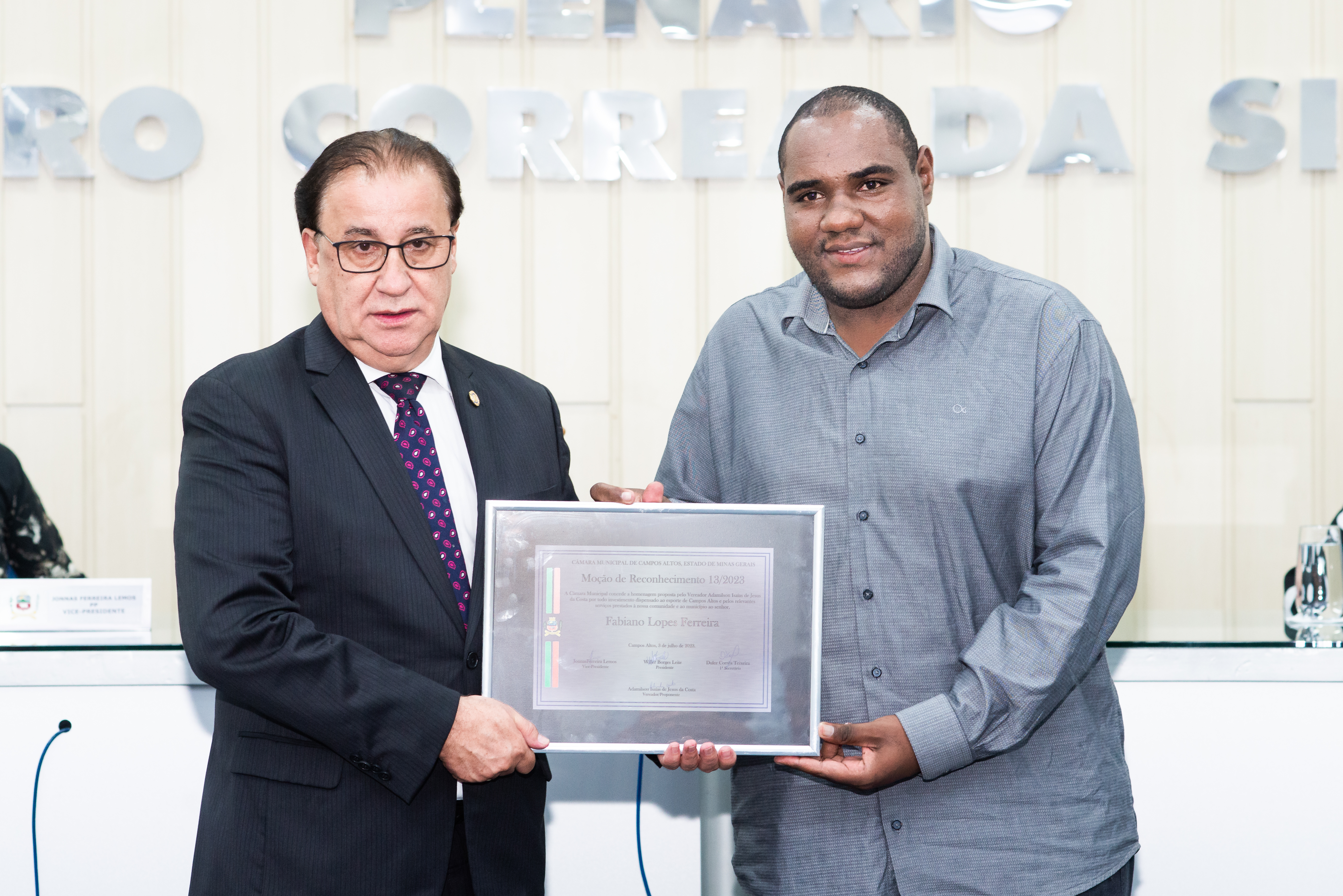 Entrega de Moção de Reconhecimento na Câmara Municipal