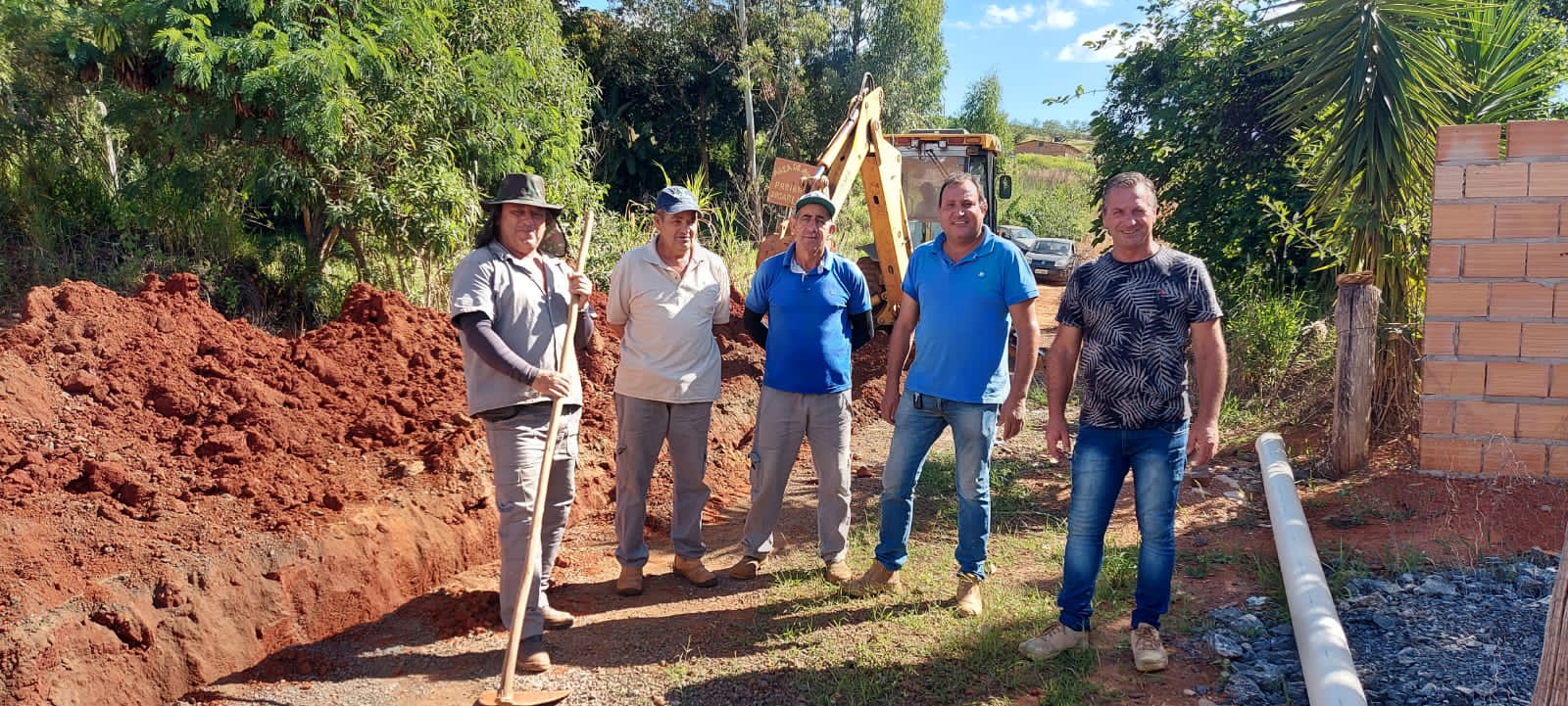 Moradores comemoram implantação da rede de esgoto