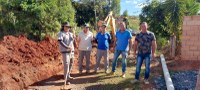 Moradores comemoram implantação da rede de esgoto