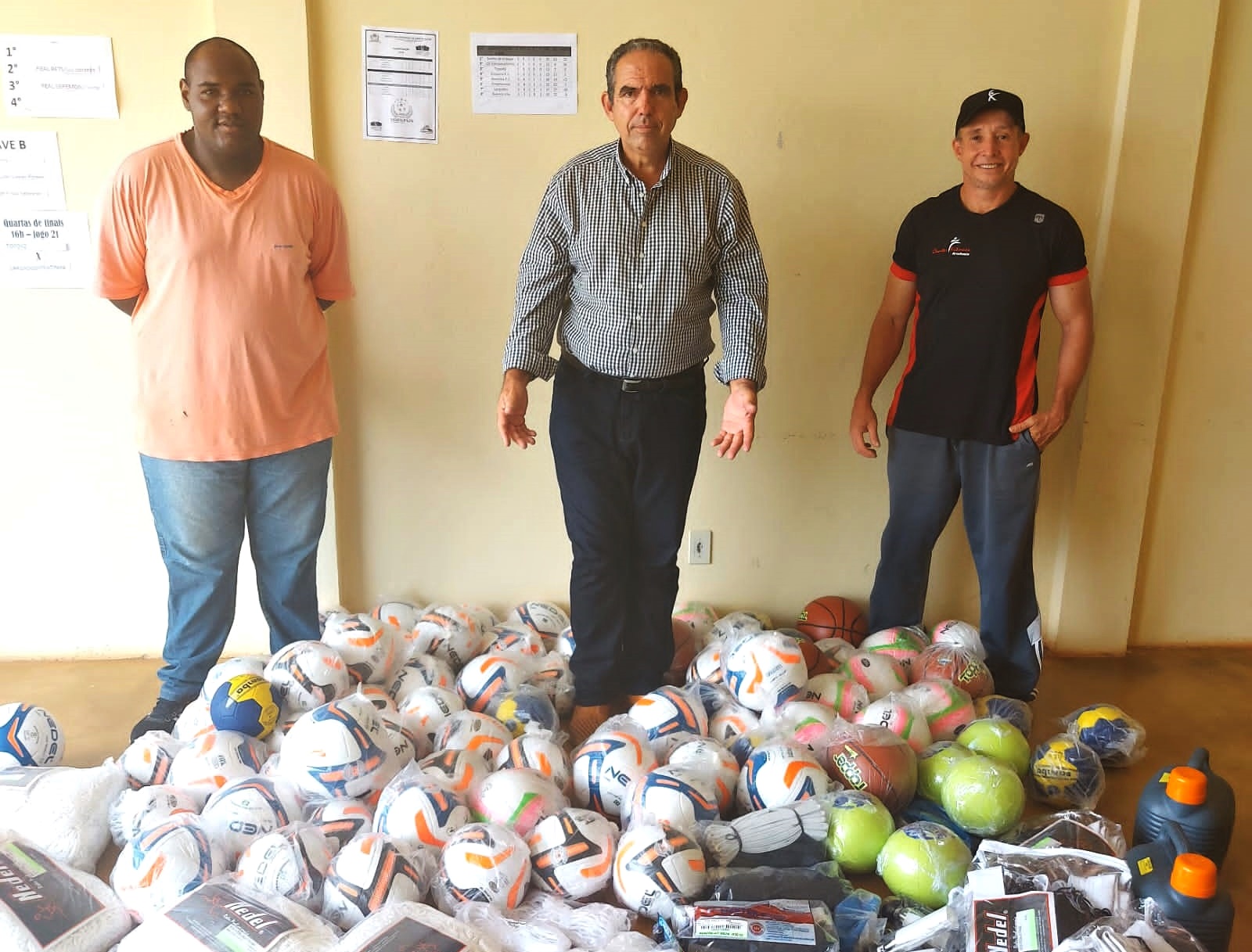 Vereador entrega materiais esportivos para  Secretaria Municipal de Esportes