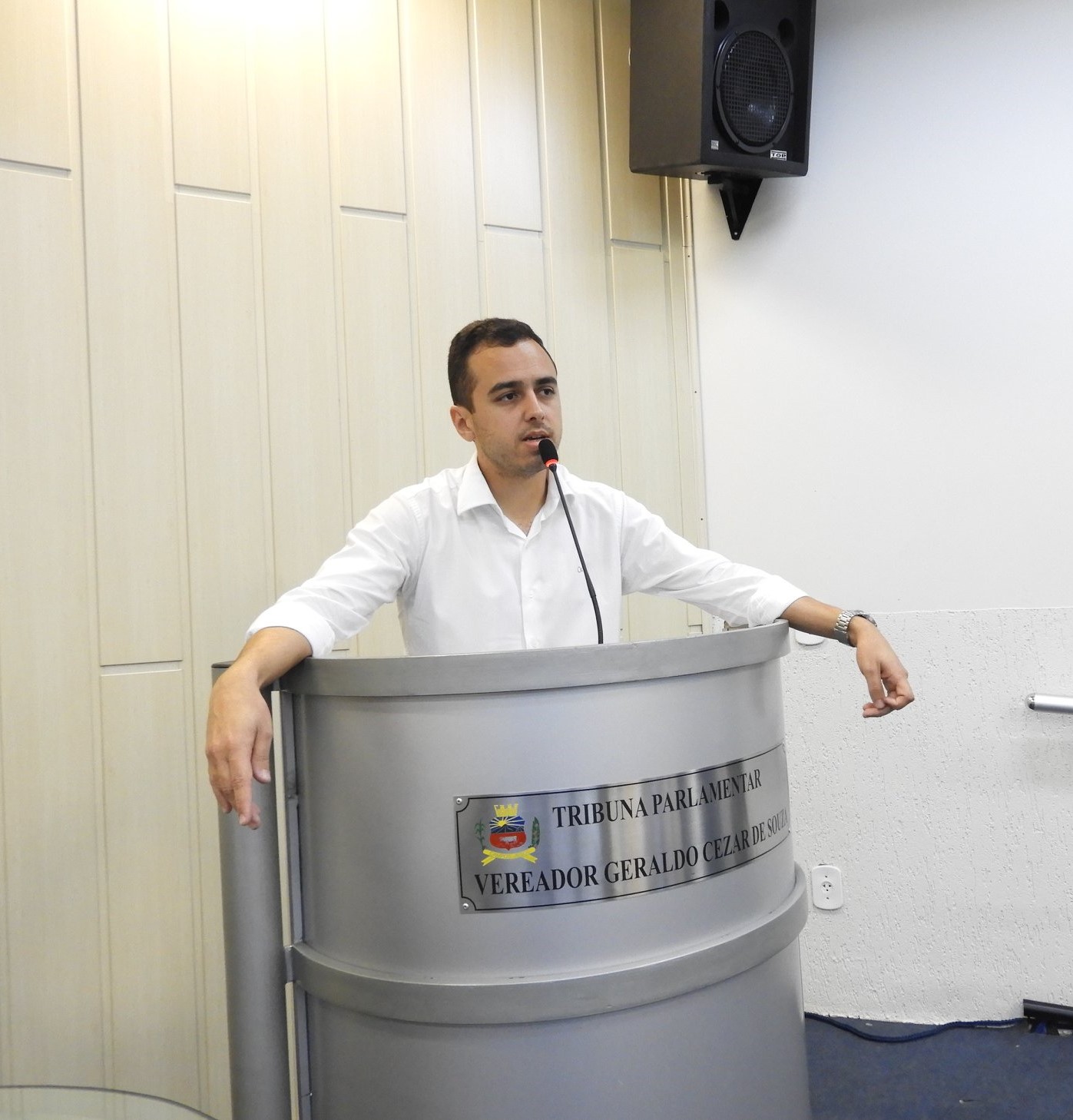 Vereador usa a tribuna para falar sobre a falta de limpeza dos terrenos da cidade