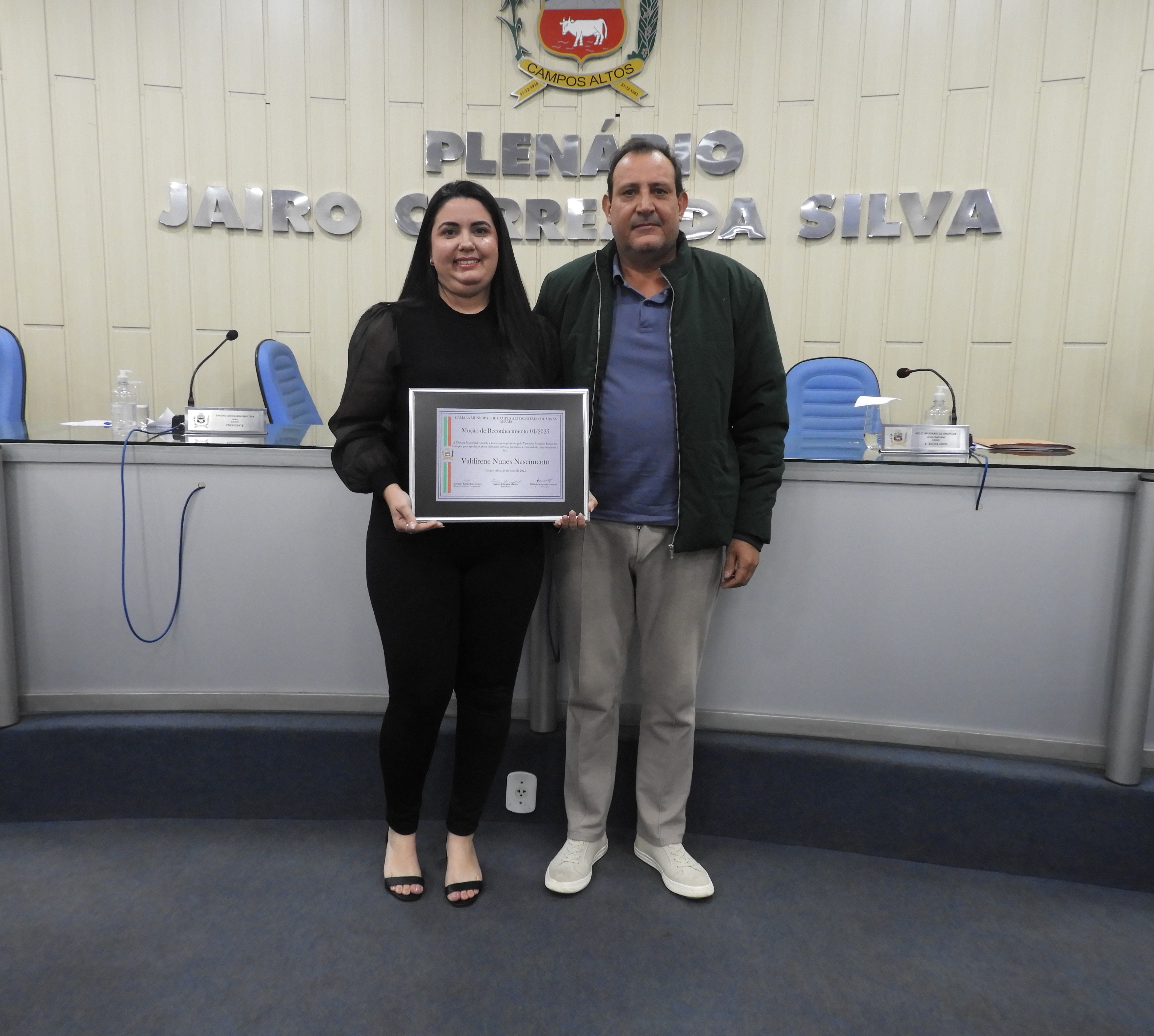 Vereador Verinho concede moção de reconhecimento à Valdirene Nunes Nascimento pelos relevantes serviços prestados à saúde pública de Campos Altos.