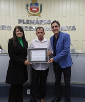 VEREADOR WALTAIR DE ALVARENGA PRESTA MOÇÃO DE RECONHECIMENTO AO SR. MARCELO E A SRA. VILMA, FUNDADORES DA SERRATEC FERRO E AÇO LTDA.