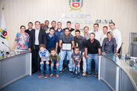 Vereadores entregam Homenagem ao Time de Futsal de Campos Altos.
