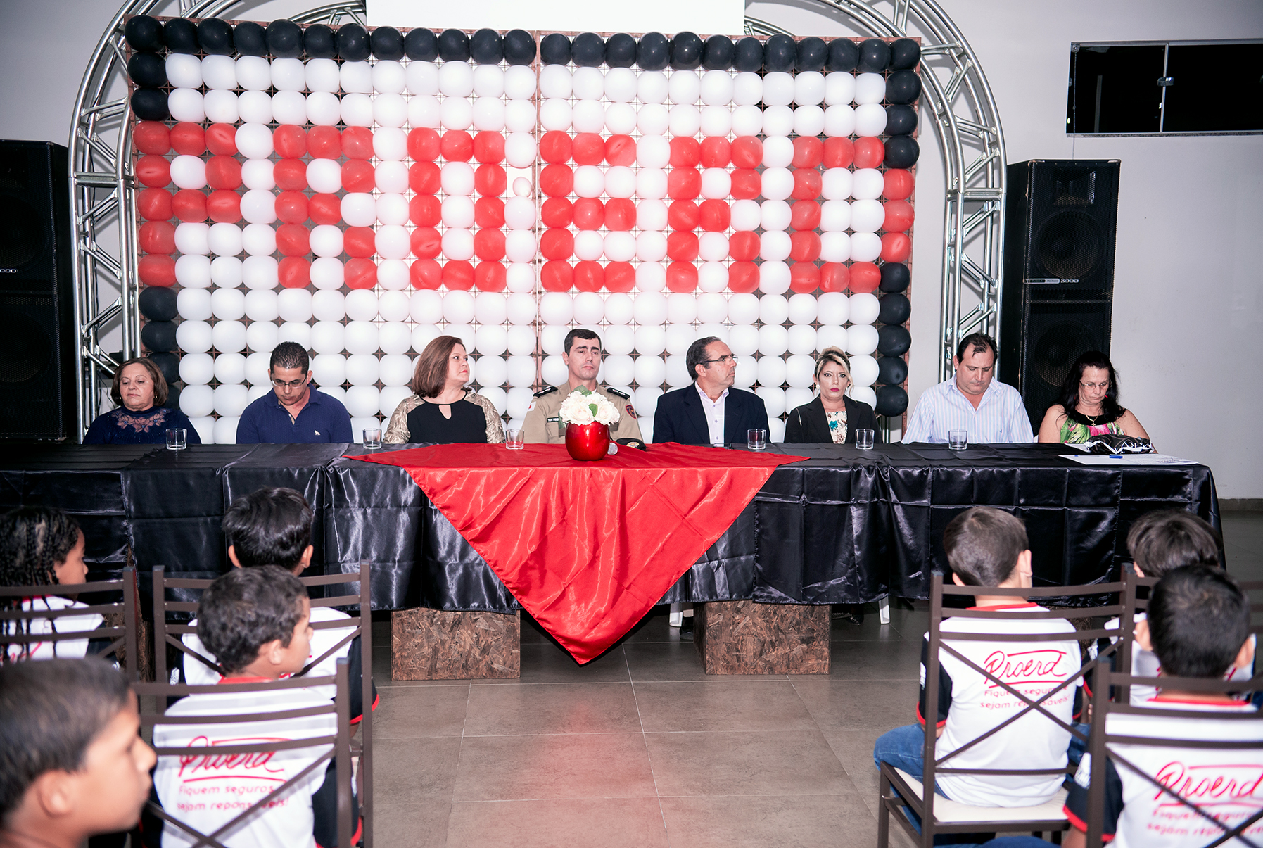 Vereadores participam de formatura do PROERD