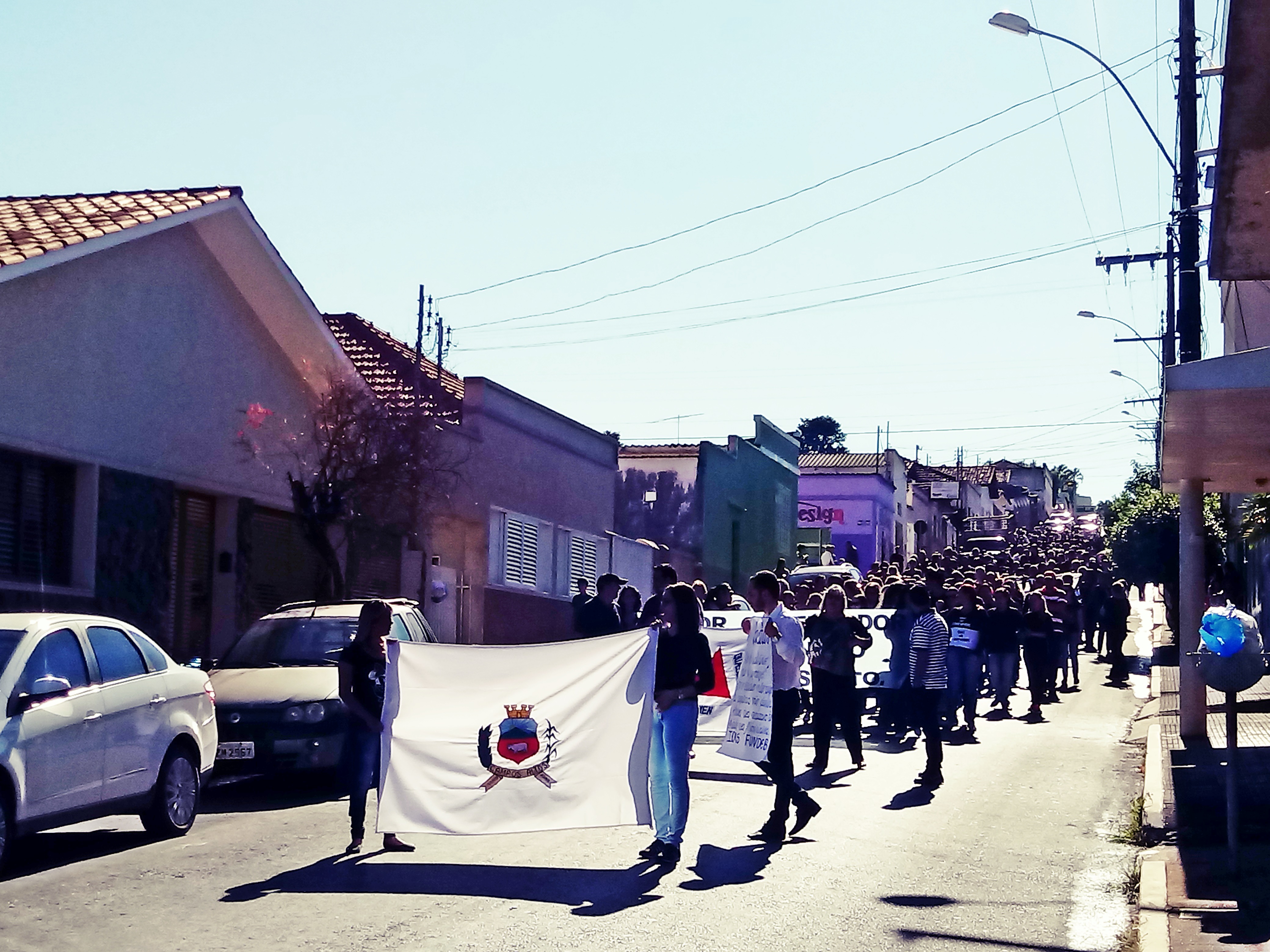 Vereadores se juntam a protesto contra o Governo do Estado